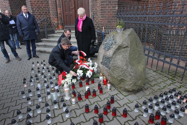 W Poznaniu zapalono znicze i złożono kwiaty m.in. pod tablicą przy ul. Fredry