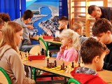 Uczniowie z pucharami. Pierwszy taki turniej szachowy w Ustce! [ZDJĘCIA]
