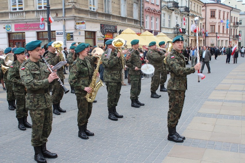 Obchody Dnia Flagi RP w Lublinie. Na deptaku stał tłum po darmowe flagi (ZDJĘCIA)