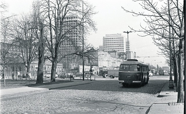 Na budowę trasy łączącej wschodnią i zachodnią część Łodzi trzeba było poczekać do lat 70. minionego wieku. Józef Niewiadomski, który w tamtych czasach był prezydentem miasta, wspomina, że o podjęciu takiej decyzji zadecydowało powstanie na wschodnim i zachodnim krańcu Łodzi dużych osiedli mieszkaniowych - Retkini oraz Widzewa Wschodu. Trasa W-Z miała je połączyć, ale też zapewnić dobrą komunikację ich mieszkańców ze Śródmieściem.