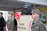Zakliczyn. Przy ZSP odsłonięto popiersie Józefa Piłsudskiego. Rzeźbę zaprojektował legionista, który walczył pod Łowczówkiem [ZDJĘCIA]