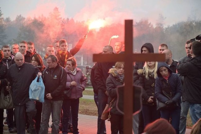 Paweł Klim został pochowany na cmentarzu w Karakulach. Na pogrzebie pojawiło się ponad 100 osób. Atmosfera na chwilę stała się napięta. Znajomi Pawła, kibice Jagiellonii, odpalili bowiem race. Kilku z sąsiadów zmarłego okrzykami domagało się prawdy o całym wydarzeniu.