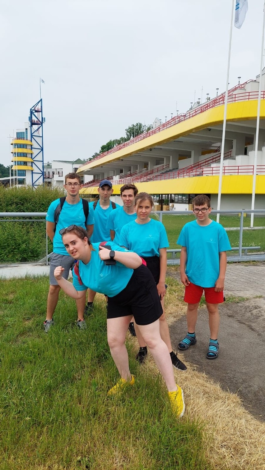 Grupa uczniów ze szkolnego Klubu Olimpiad Specjalnych "Młode...