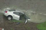 Uderzył w hydrant, a jego auto utonęło w dziurze przy drodze (wideo)