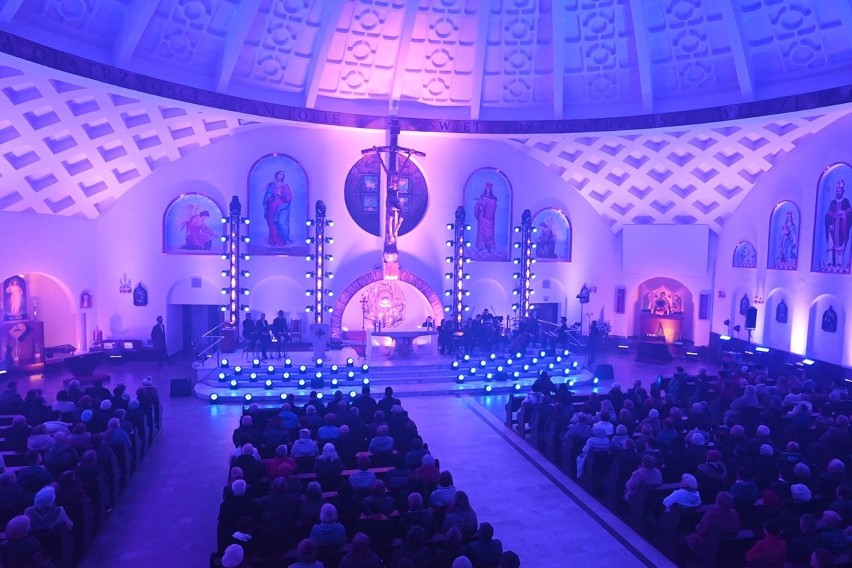 Koncert pasyjny „Nie pokonasz Miłości” w kościele Opatrzności Bożej w Stalowej Woli. Zobacz zdjęcia 