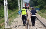 Tragedia na torach. Mężczyzna zginął pod kołami pociągu. Policja ustala tożsamość