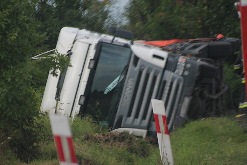 Niegowonice trasa DW790: Cysterna wpadła do rowu i zablokowała drogę [ZDJĘCIA]