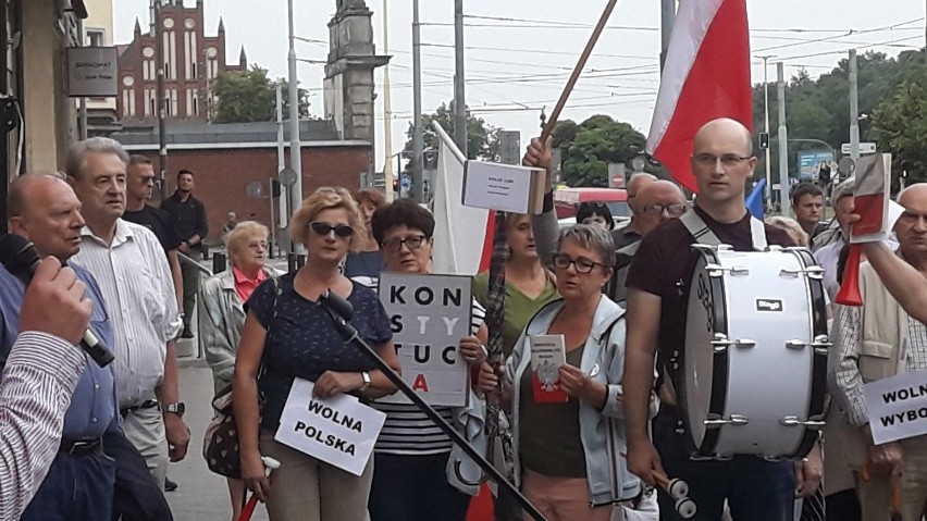 Kilkaset osób protestowało w obronie Sądu Najwyższego w Szczecinie