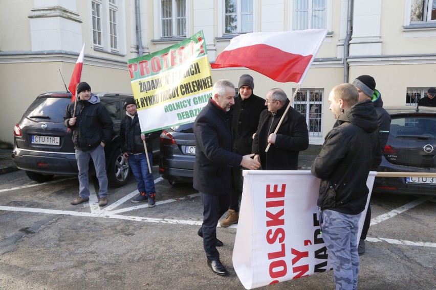 Protest rolników pod Urzędem Miejskim w Tucholi [zdjęcia]