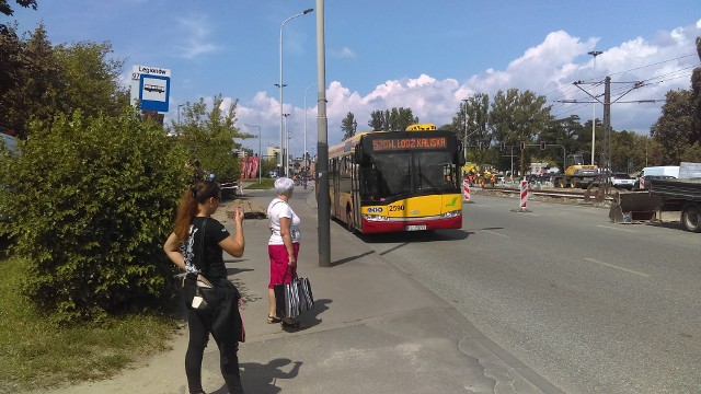 W drodze z Teofilowa czy Żubardzia na Dworzec Kaliski trzeba sie przesiadać przy ul. Legionów na autobus. Jego przystanek umieszczono jednak tak, że dojście z jednego przystanku na drugi zajmuje nawet 10 minut! Trzeba pokonać trzy ruchliwe jezdnie, a na każdej światła, które bardzo rzadko zmieniają się na zielone.Czytaj więcej na następnej karcie