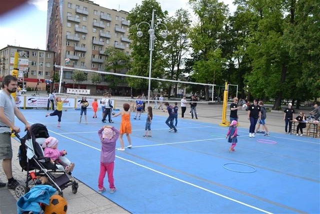 Najmłodsi na Placu Biegańskiego mogą pograć w siatkówkę i koszykówkę. Rozrywek nie brakuje.