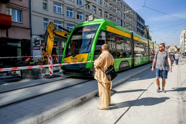 Wielu poznaniaków zaskoczył widok tramwajów kursujących przez rozkopaną ulicę. 