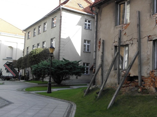 Od kilku lat stara plebania jest podparta stemplami