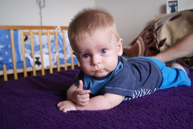 Patryk na pierwszy rzut oka wygląda jak każdy, zdrowy niemowlak. Jest pogodny i pełen życia. Jednak zdiagnozowana dwa miesiące temu choroba zabiera mu najpiękniejszy okres dzieciństwa.