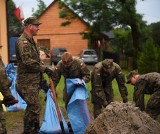 Żołnierze Obrony Terytorialnej pomagają zabezpieczać domy przed zalaniem w podprzemyskich gminach [ZDJĘCIA]