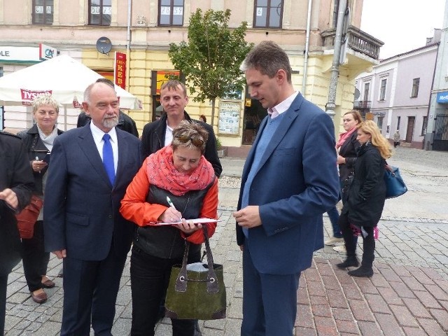 Marszałek województwa Adam Jarubas zbierał podpisy razem z kieleckim radnym i kandydatem PSL na prezydenta Kielc Jerzym Pyrkiem. 