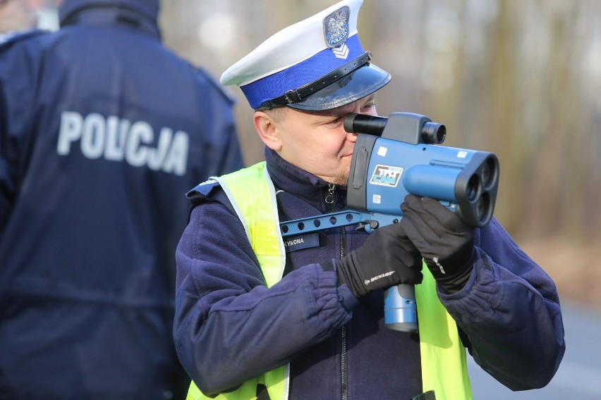 Mając 3 promile uciekał przed policją. W końcu poddał się. Kolejny pijany kierowca