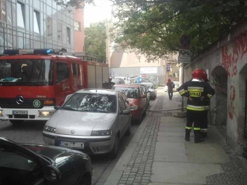 Wrocław: Pożar w zsypie śmieciowym przy Włodkowica (ZDJĘCIA)