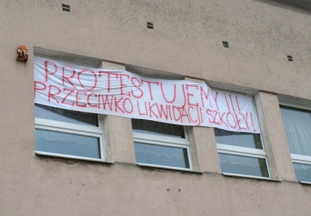 Na budynku gimnazjum przy ulicy Wierzbickiej już zawisł transparent.