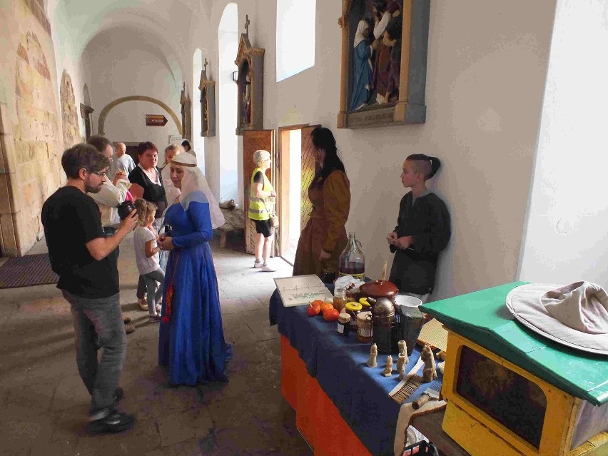 Mnisi i hutnicy zapraszali do wspólnej zabawy w Wąchocku