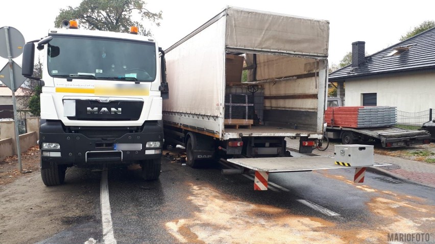 Wypadek na krajowej 11. Dwie ciężarówki zderzyły się na wylocie z Byczyny w stronę Poznania 