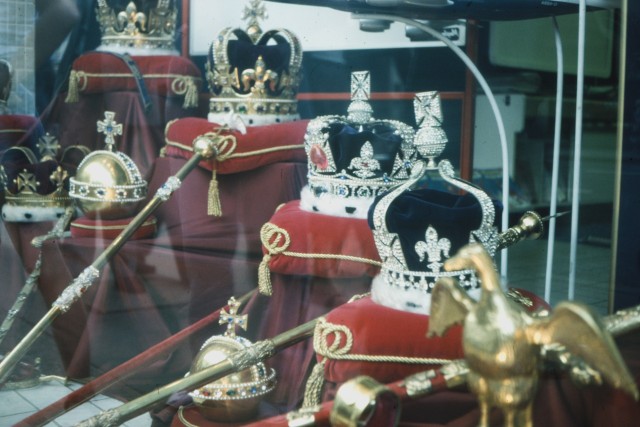 Król Karol podobnie jak jego mama Elżbieta II dba o swoje nawyki żywieniowe. 14 listopada 2022 roku będzie świętował swoje 74. urodziny. Dieta króla Karola III jest bardzo zdrowa.Darren McGrady, jeden z osobistych kucharzy królowej Anglii w swojej książce "Eating Royally: Recipes and Remembrances from a Palace Kitchen" ujawnił wiele informacji na temat nawyków żywieniowych Elżbiety II. Jak donosi McGrady, w momencie, gdy dla niej pracował, królowa miała około 20 kucharzy gotujących dla niej. O królu Karoli III powiedział, że jest zdecydowanie smakoszem, który musi wiedzieć, skąd pochodzi jedzenie - od wielu lat propaguje ekologiczną i organiczną żywność a wręcz sam ją produkuje - zajmuje się rolnictwem ekologicznym od 30 lat.O zwyczajach króla Karola III krążą plotki jeszcze z czasów, gdy był księciem Walii. Pojawiały się informacje o tym, jakie lubi jeść jajka i jaką średnicę powinna mieć bułka do jego kanapki, że podróżuje z własną deską sedesową i każe prasować swoje sznurówki. Jedno jest pewne - obecny król Anglii ma specyficzne podejście do niektórych spraw, zwłaszcza do kwestii swojego jedzenia. Ma kilka interesujących dziwactw i nawyków, których nie mieli jego rodzice, jeśli chodzi o jedzenie.Jak wygląda codzienna dieta Karola III? Co trafia do menu króla Anglii? Jak wygląda jego śniadanie, lunch, obiad czy deser? Oto produkty, które monarcha podobno spożywa każdego dnia, aby zachować kondycję i zdrowie. - zobacz teraz w naszej galerii >>>>>