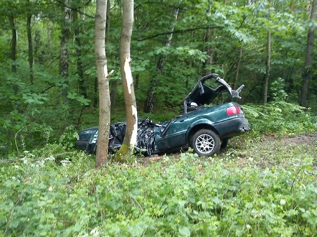 Auto niemal wbiło się w drzewo. Jego kierowca nie przeżył.