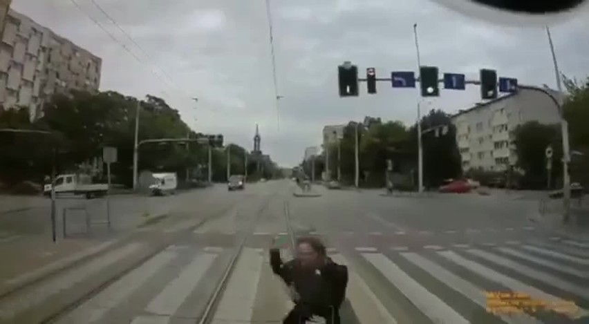 Kobieta wpadła pod tramwaj na Grabiszyńskiej [ZDJĘCIA]