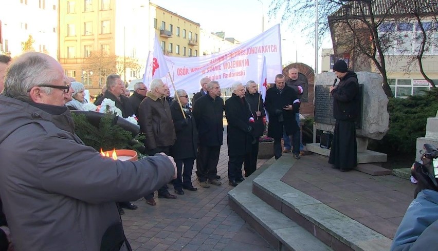 Dawni opozycjoniści z Radomia uczcili pamięć internowanych w...