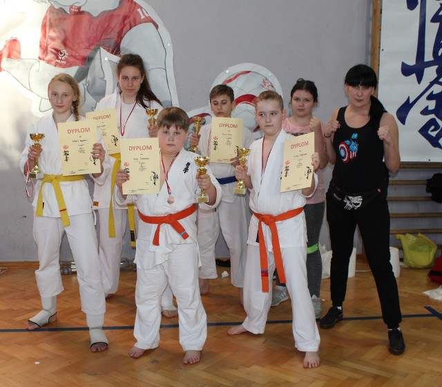 Koneccy karatecy z trener Beatą Kij po udanych zawodach w Sandomierzu. 