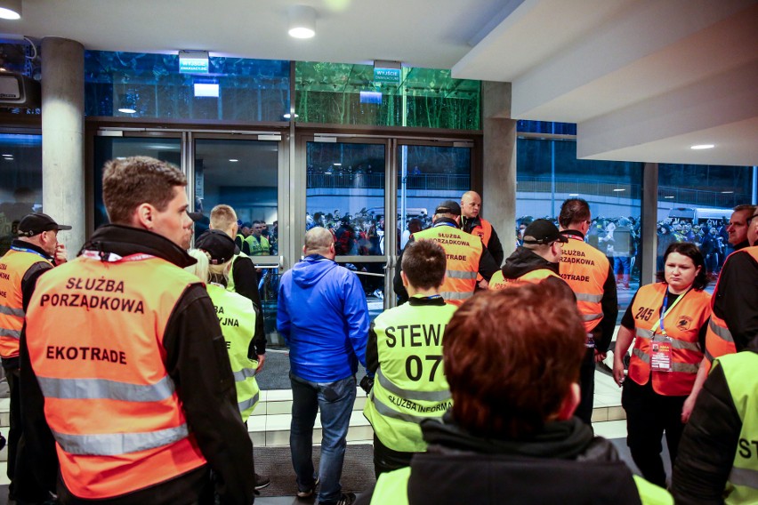 Kibice Arki Gdynia chcieli dostać się do piłkarzy żółto-niebieskich. Sytuację uspokoiła interwencja policji [ZDJĘCIA]