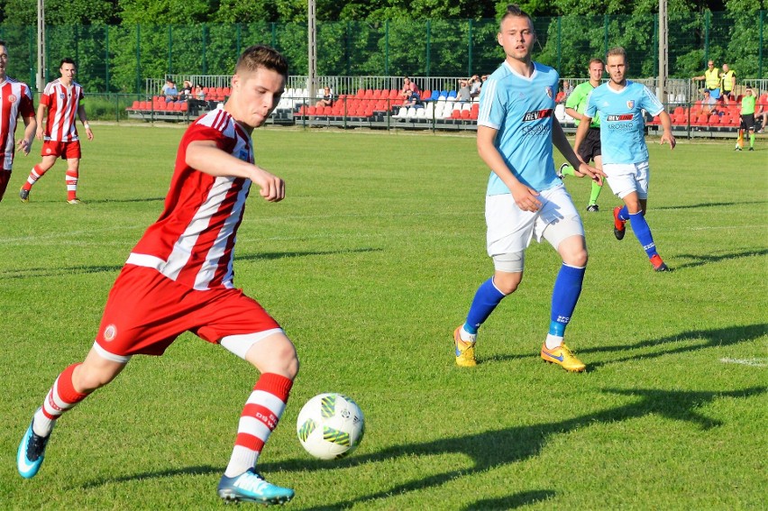 Bartosz Szcząber (z piłką), w roli bocznego obrońcy często...