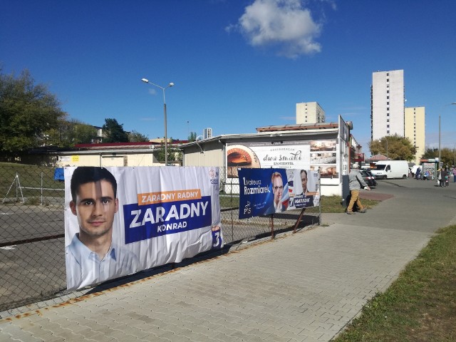 W tym roku z rozwieszaniem baner&oacute;w i rozklejaniem plakat&oacute;w gdzie popadnie postanowiła walczyć część sp&oacute;łdzielni mieszkaniowych.