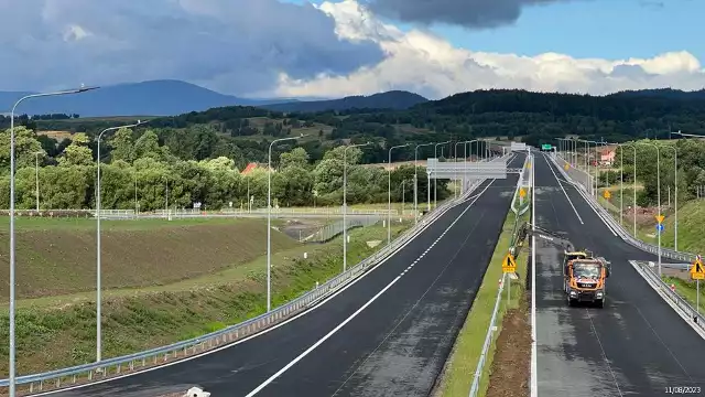 Na odcinku z Kamiennej Góry do Lubawki pozostały już tylko prace kosmetyczne. To m.in. malowanie znaków poziomych, czy przygotowanie bezpośredniego sąsiedztwa drogi. 