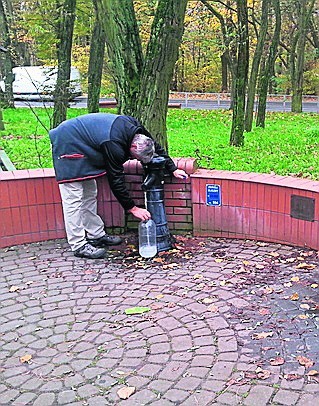 Nawet w chłodne dni nie brakuje chętnych do czerpania wody ze studni głębinowych.