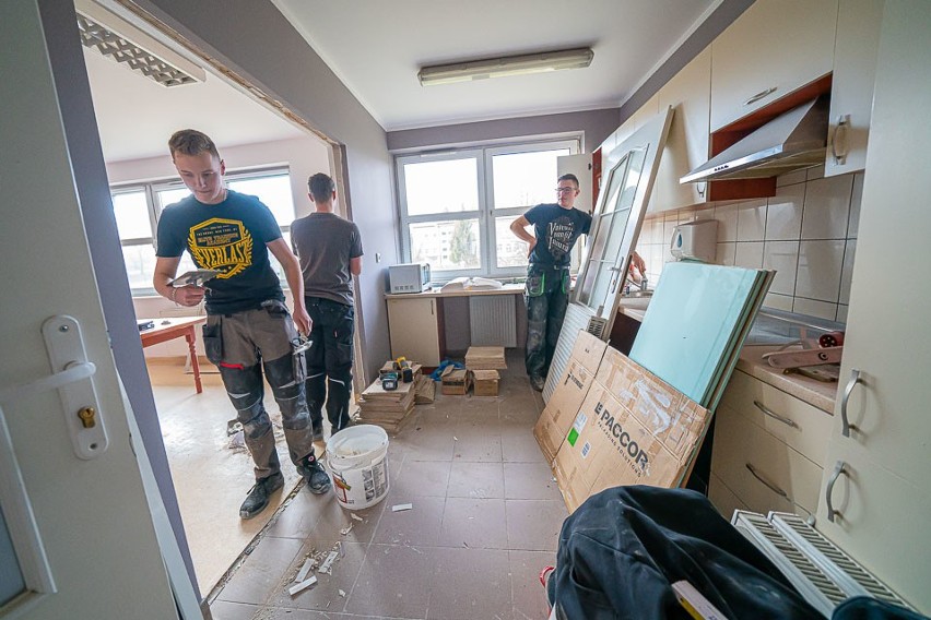 Nowy Sącz. Czterech uczniów budowlanki poświęca wolny czas i remontuje Dom Dziecka [ZDJĘCIA]