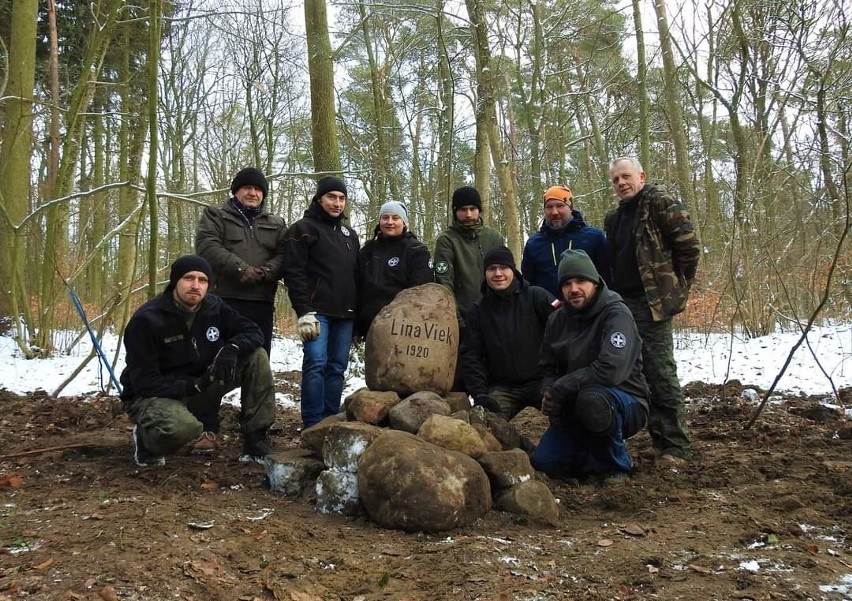 Las Arkoński. Odkopano pamiątkowy kamień z 1920 roku. Komu jest poświęcony?  