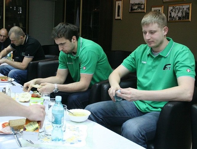 We wtorek Fart zorganizował świąteczne śniadanie, na którym podsumowany został  sezon zasadniczy. Uczestniczyli w nim również zawodnicy &#8211; Michał Kozłowski (z prawej) i Tomasz Drzyzga oraz trener Dariusz Daszkiewicz ( z lewej).