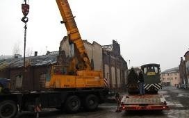 Na terenie byłej Dąbrowskiej Fabryki Obrabiarek DEFUM stanęły dwi lokomotywy