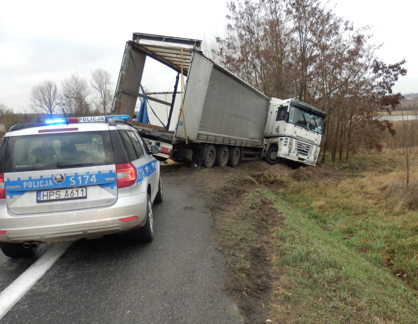 Utrudnienia na krajowej trasie numer 73 w Młynach. Ciężarówka wypadła tu z drogi [ZDJĘCIA]