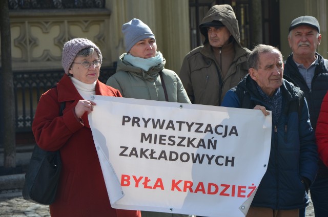 W czwartek (16 marca) na wrocławskim rynku odbył się protest lokatorów wrocławskich mieszkań zakładowych. Najemcy chcieliby, po 30 latach zostać właścicielami mieszkań, na co mają szanse dzięki nowym przepisom prawa. Jednak do tego potrzebna jest dobra wola urzędników z wrocławskiego magistratu. Przesuwaj slajdy, klikając w strzałki, używaj klawiszy lub gestów