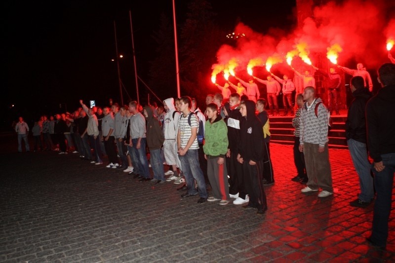 O godzinie 20.00 w czwartek, ponad 100-osobowa grupa kibiców...