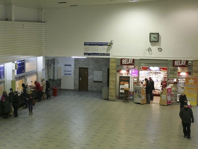 W hali dworca nie ma już informacji o przyjazdach i odjazdach pociągów, które znajdowały się nad kasami i na elektronicznej tablicy. 