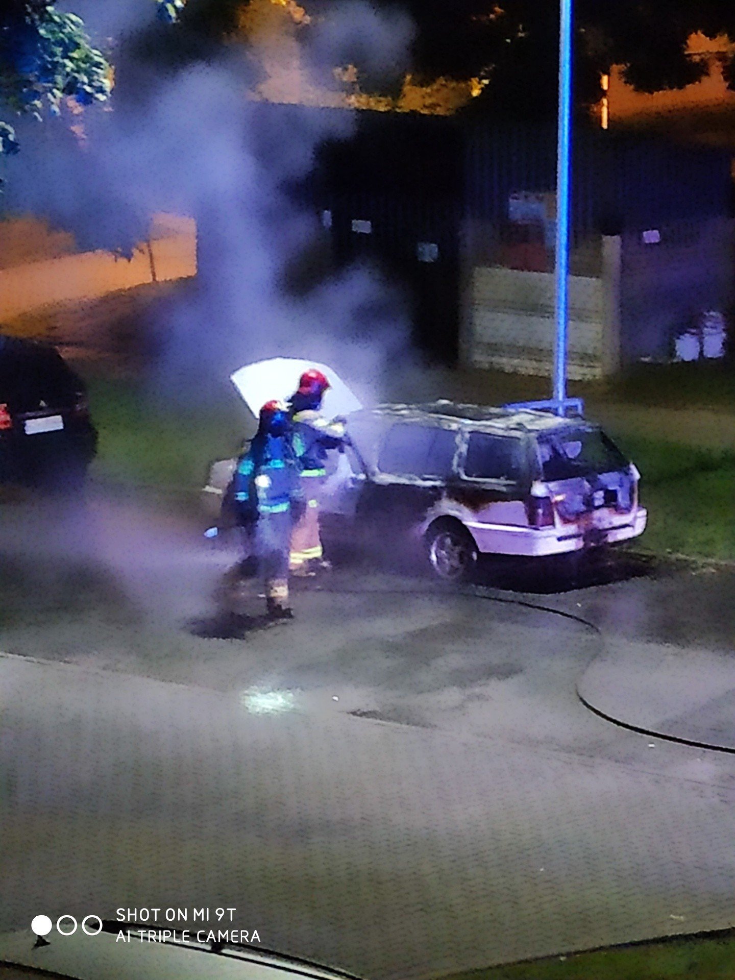 Spłonął samochód na ulicy Hubalczyków w Słupsku [ZDJĘCIA