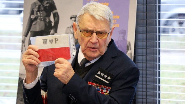 Kpt. Stanisław Wołczaski, żołnierz Armii Krajowej, lubi przypominać humor z dawnych lat. Opowiada zabawne sytuacje i dowcipy z okresu II wojny światowej.