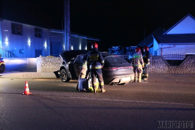 Wypadek na ulicy Popiełuszki w Opolu. Porsche wjechało w latarnię.