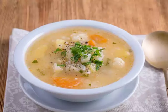 Domowa zupa dziadowska to sycący posiłek, dzięki zawartości kaszy perłowej i fasoli.