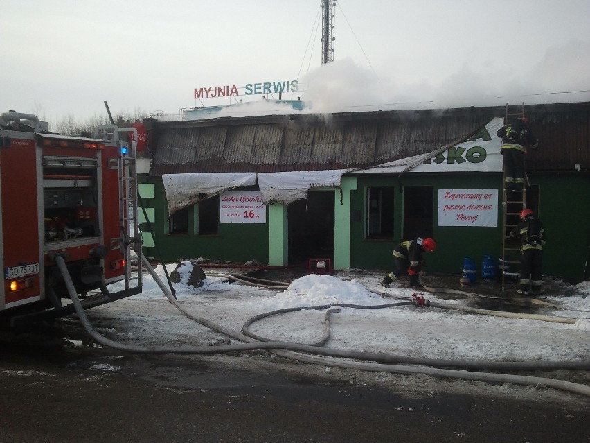Pożar pizzerii na ul. Łódzkiej w Gdańsku. Z ogniem walczyły 4 zastępy straży [ZDJĘCIA]