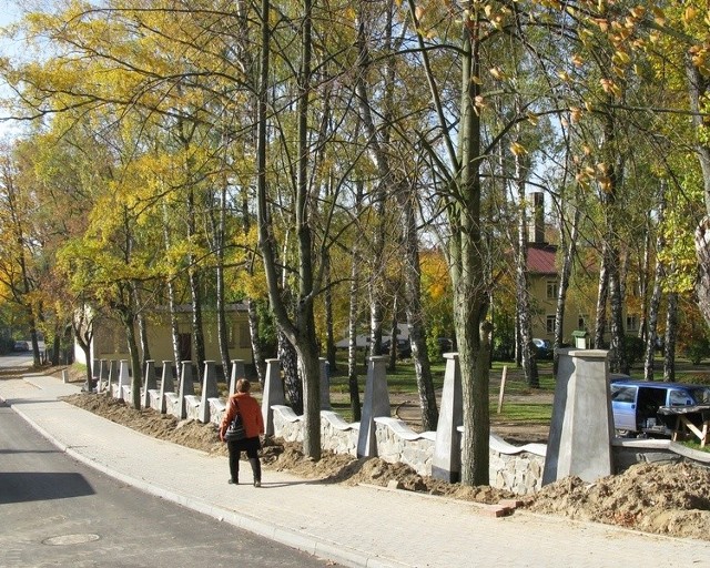 Belwederskie ogrodzenie parku przy ulicy Kościuszki i Staszica w Bytowie