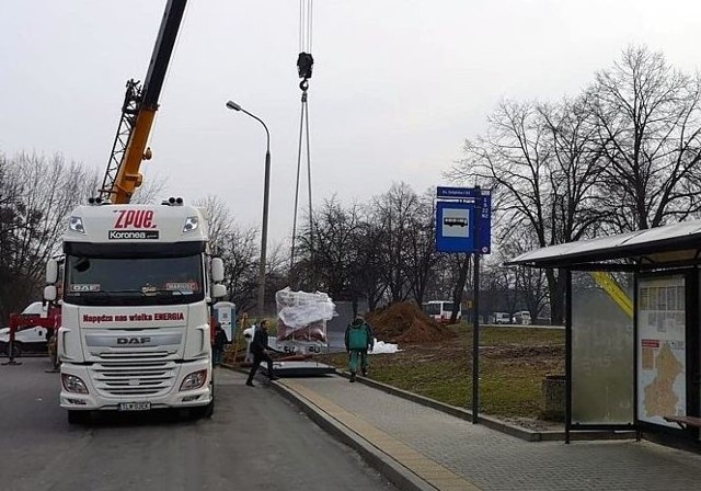 Na pętli na osiedlu Gołębiów I ruszyły przygotowania do montażu ładowarek dla autobusów elektrycznych.